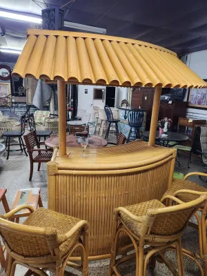 Bar Table w. Hut 3 Stools